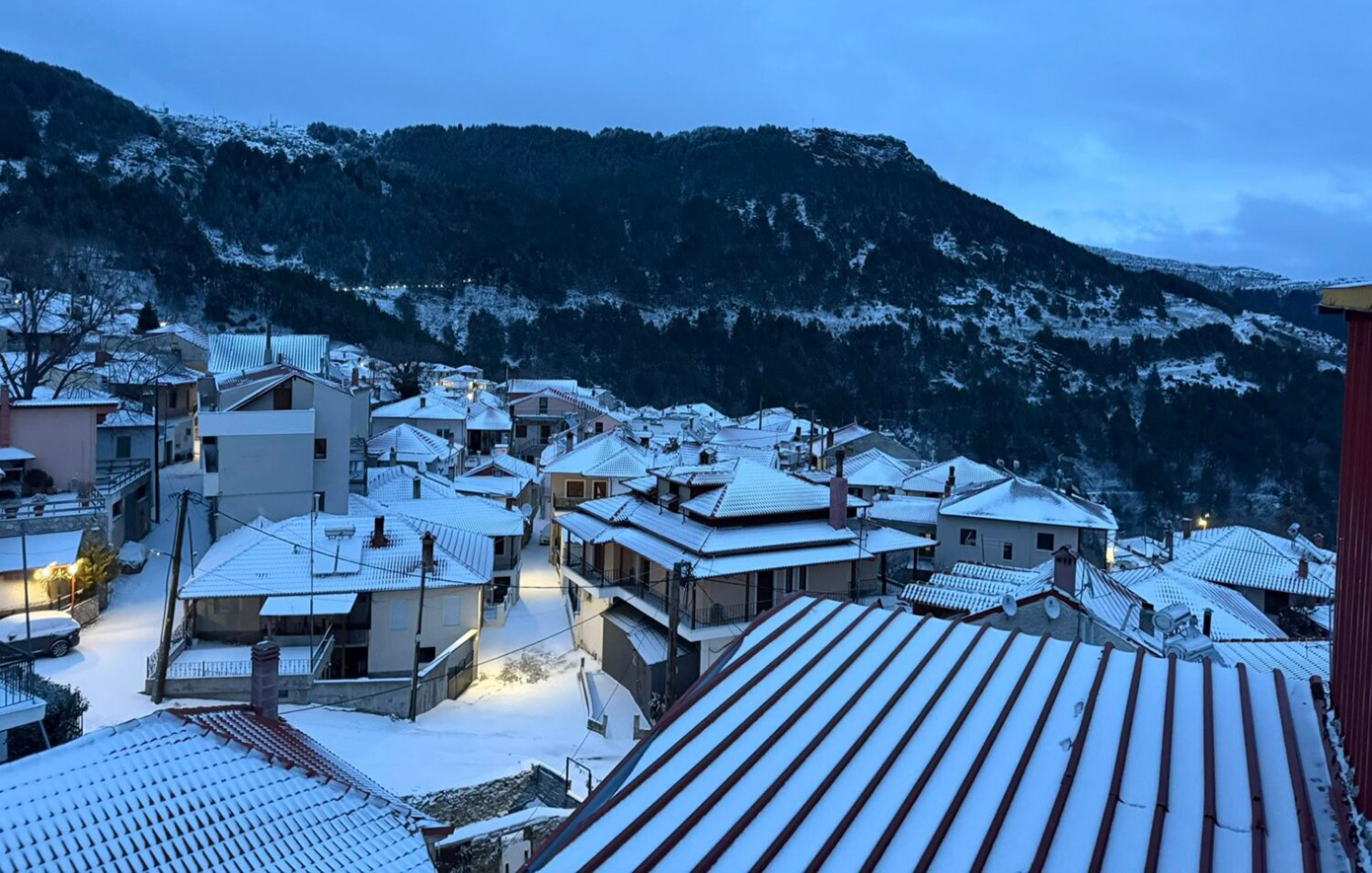 Στα λευκά «ντύθηκαν» ορεινές περιοχές της Λάρισας