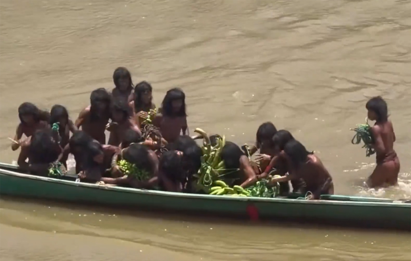 Σπάνιο βίντεο δείχνει απομονωμένη φυλή στον Αμαζόνιο &#8211; Από την αμυντική στάση μέχρι την περιέργεια για τους ξένους