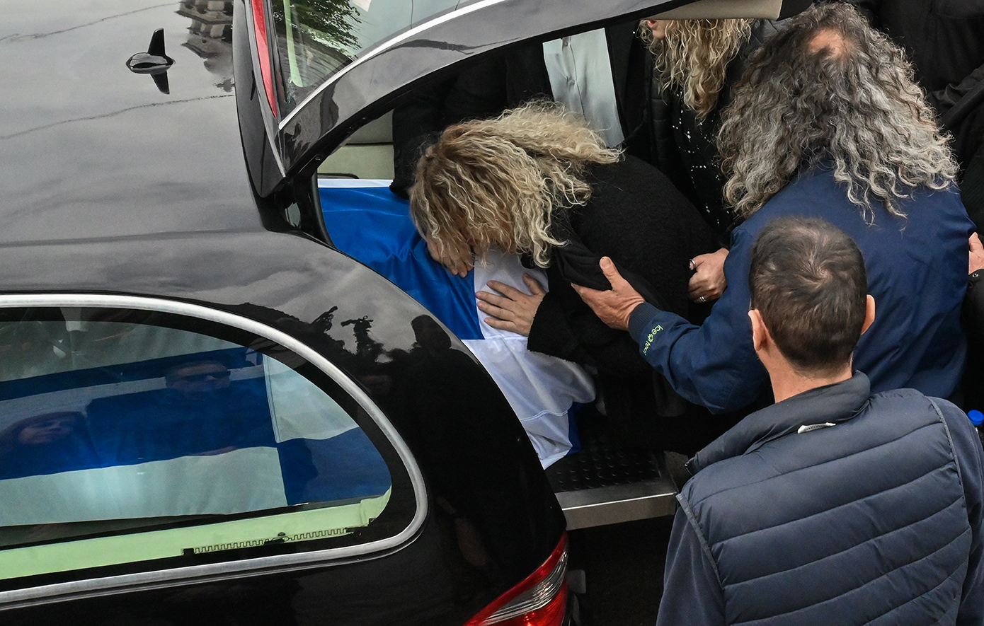 Οδύνη στην κηδεία του 53χρονου λιμενικού στο Άστρος &#8211; Τραγική φιγούρα η σύζυγός του, η Βουλή «υιοθετεί» το ανήλικο παιδί του