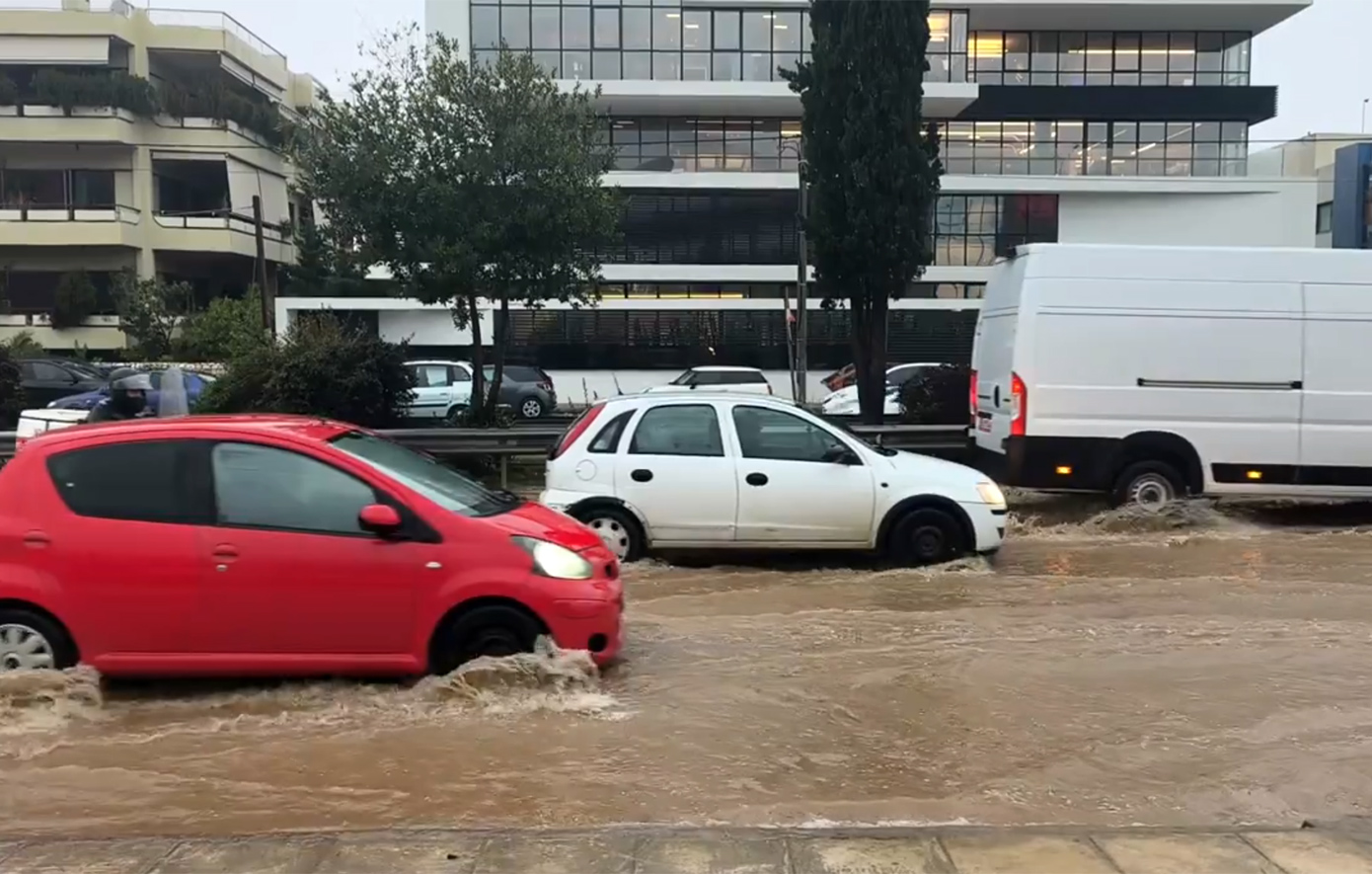 Ισχυρές καταιγίδες πλήττουν την Αττική, άνοιξαν οι ουρανοί – Λίμνη ξανά η λεωφόρος Βουλιαγμένης, δείτε βίντεο