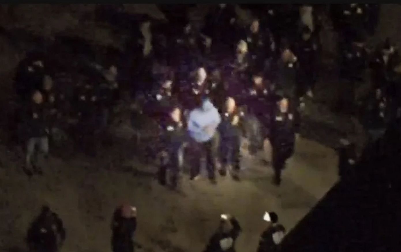 Με χειροπέδες και δεμένα μάτια κατέβηκε ο Μαδούρο από το αεροπλάνο &#8211; Θα μεταφερθεί σε ομοσπονδιακές εγκαταστάσεις στο Μπρούκλιν