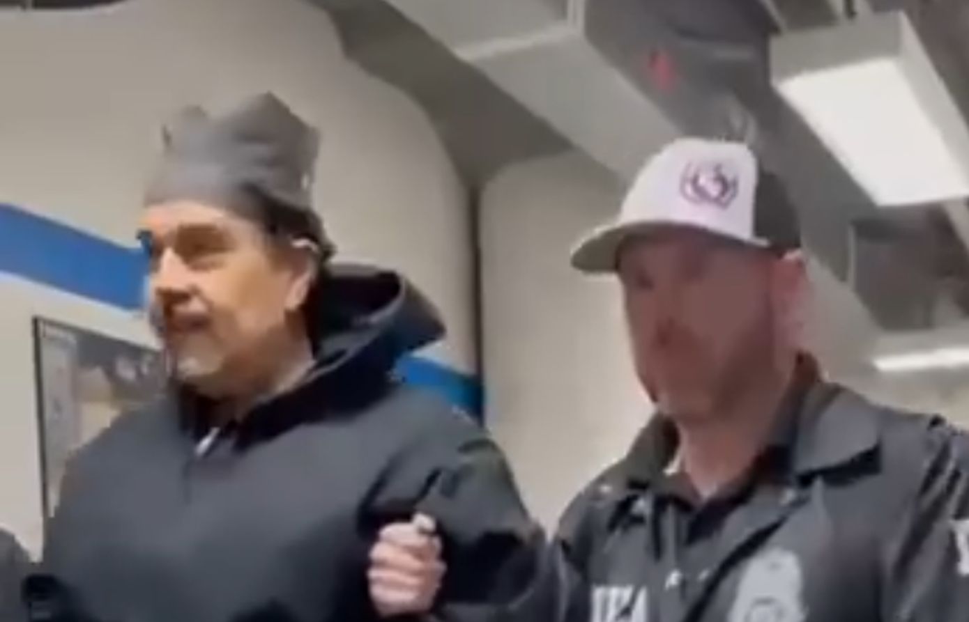 Τα «καληνύχτα» και «καλή χρονιά» του Μαδούρο με χειροπέδες – Δείτε το βίντεο μετά τη σύλληψή του