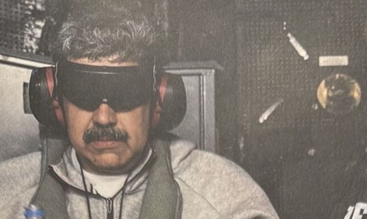 Με καλυμμένα μάτια και χειροπέδες ο Νικολάς Μαδούρο &#8211; Η πρώτη φωτογραφία του προέδρου της Βενεζουέλας μετά τη σύλληψή του