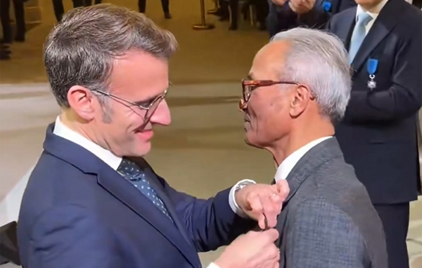 Ο τελευταίος εφημεριδοπώλης του Παρισιού τιμήθηκε με το παράσημο του Ιππότη από τον Μακρόν