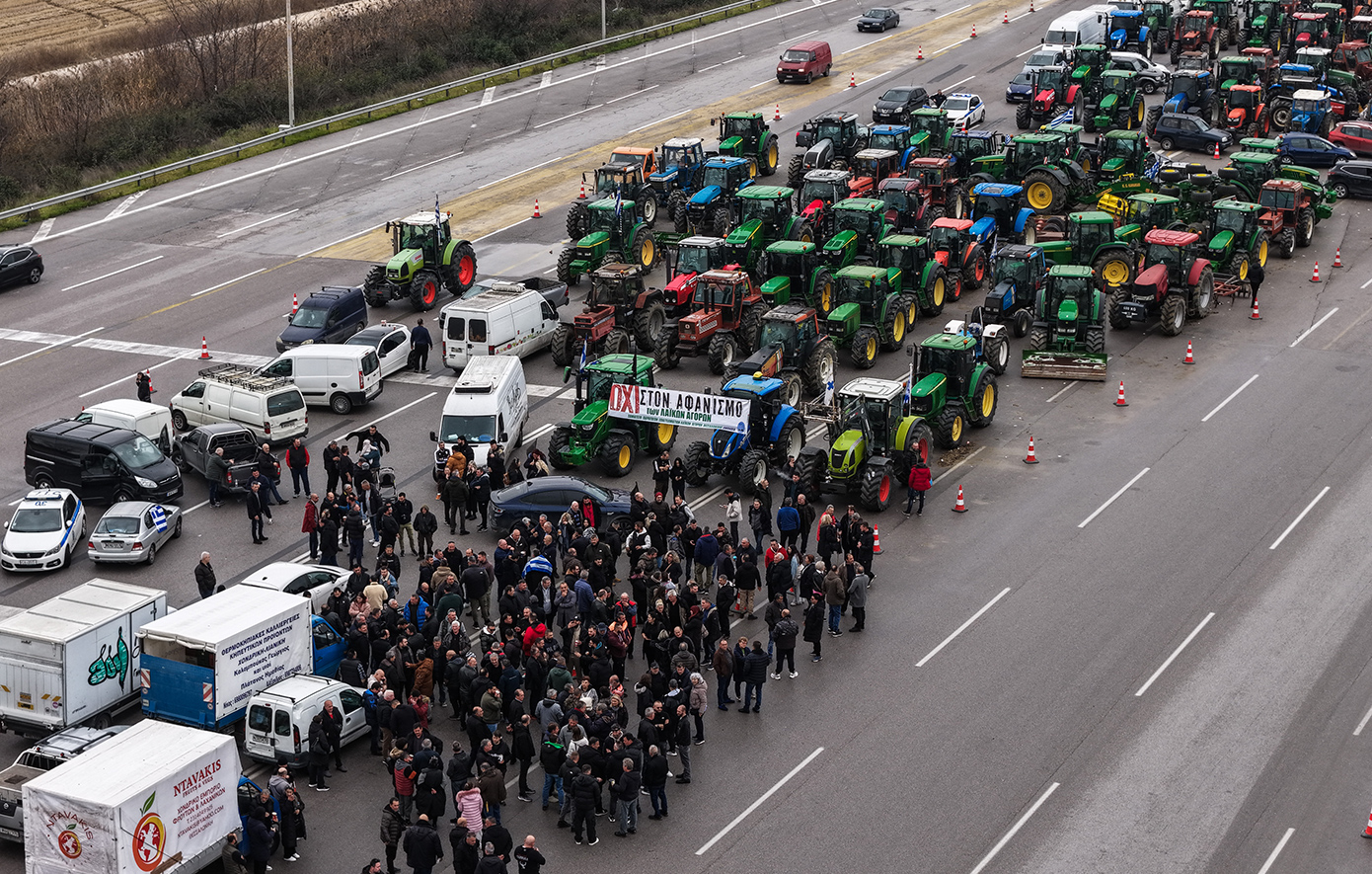 Κλιμακώνουν οι αγρότες: 48ωρος αποκλεισμός εθνικών οδών και παρακαμπτηρίων – Πού υπάρχουν μπλόκα