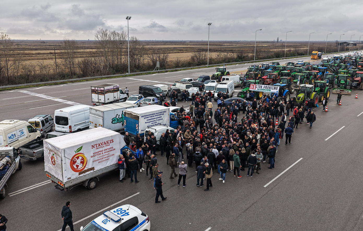 Διαβουλεύσεις αγροτών για πανελλαδική σύσκεψη πριν συναντήσουν τον πρωθυπουργό &#8211; Ανοίγουν σταδιακά τα μπλόκα