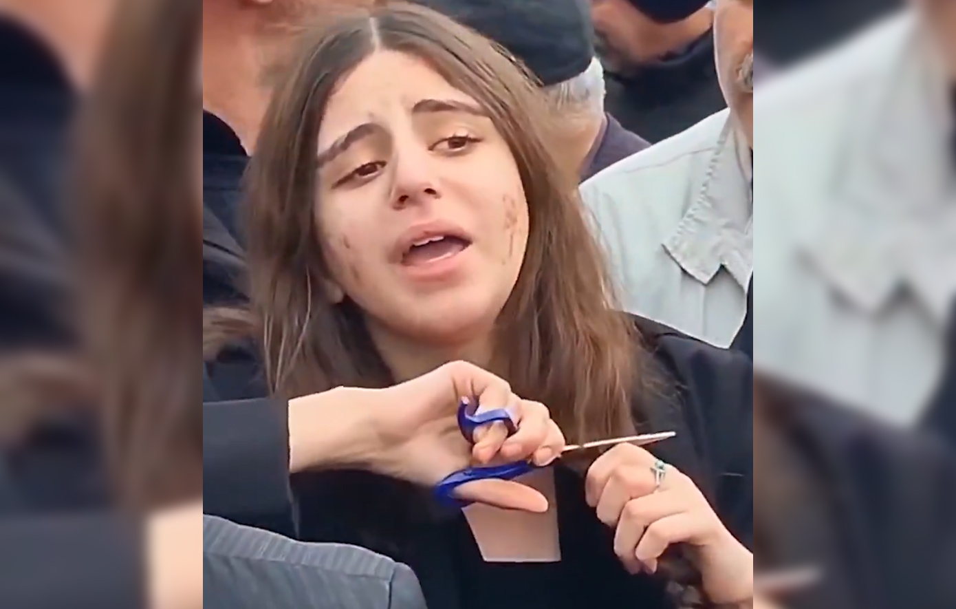 Ανατριχιάζει η κηδεία 21χρονης που δολοφονήθηκε από τις ιρανικές δυνάμεις καταστολής: Η αδελφή της κόβει την πλεξούδα της ενώ ακολουθούσε τη σορό