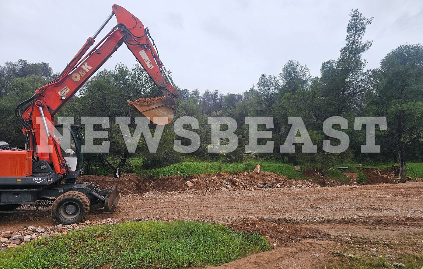 Καθαρίζουν το ρέμα της Αγίας Αικατερίνης στη Μάνδρα Αττικής