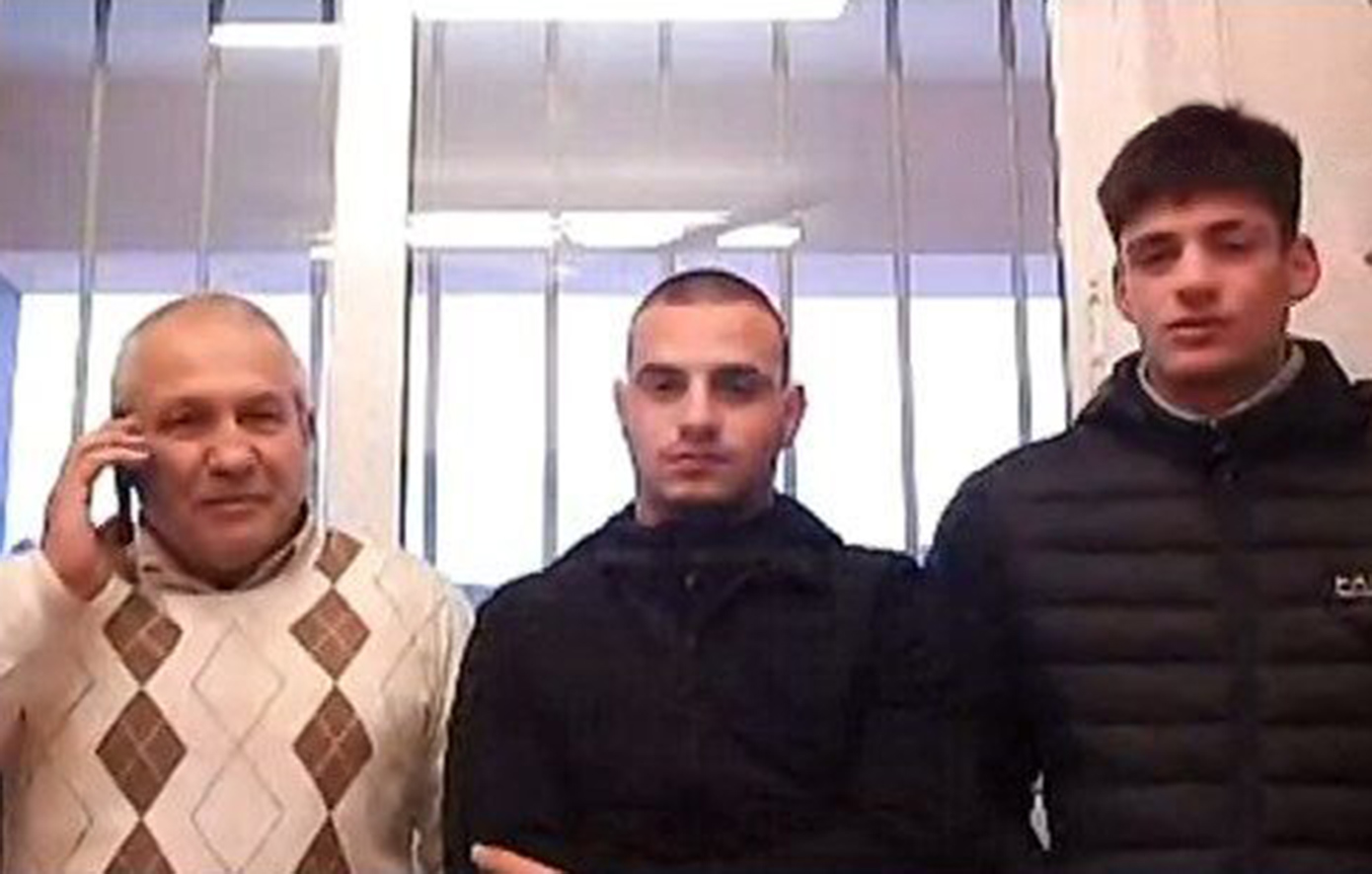 Μαθητές μπήκαν σε φλεγόμενο κτίριο στη Νέα Μάκρη και έσωσαν ζευγάρι ηλικιωμένων &#8211; «Είδαμε ένα σπίτι να φλέγεται και μια γυναίκα να καλεί σε βοήθεια»