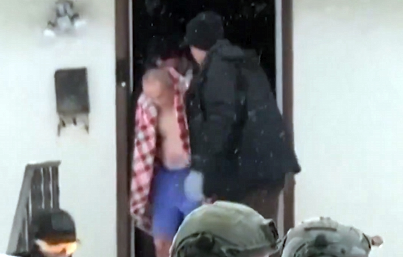 Δίχως τέλος οι βίαιες πράξεις της ICE: Πράκτορες έβγαλαν με το ζόρι έναν ημίγυμνο άνδρα έξω από το σπίτι του, ενώ χιόνιζε, για να τον ελέγξουν