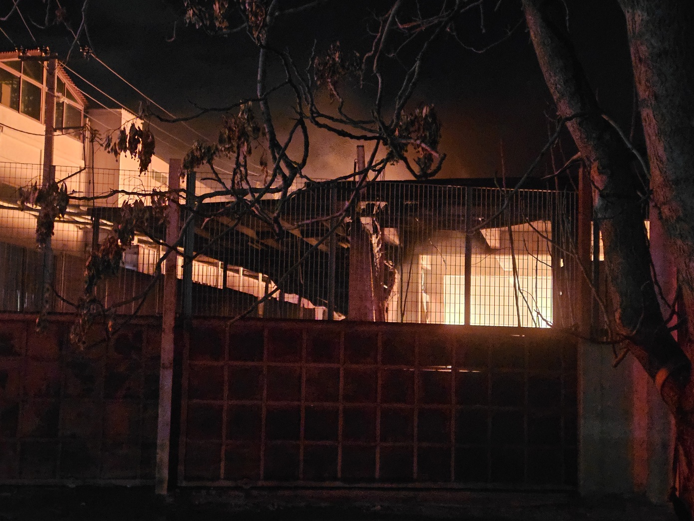 Mάχη με τις φλόγες στο Μενίδι &#8211; Σε εξέλιξη η μεγάλη φωτιά που κατακαίει εργοστάσιο πλαστικών &#8211; Ήχησε το 112