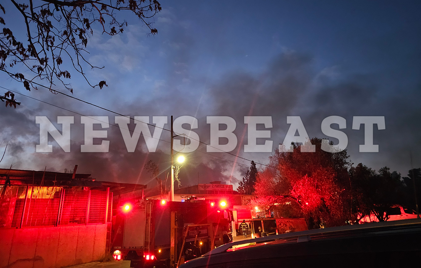 Πύρινη κόλαση στο Μενίδι &#8211; Σε εξέλιξη μεγάλη φωτιά που καίει τρία εργοστάσια &#8211; Ήχησε το 112