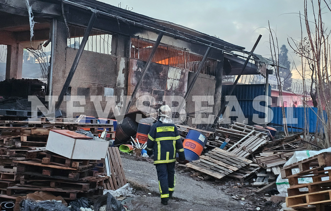 Βελτιωμένη η εικόνα της φωτιάς στο εργοστάσιο πλαστικών στο Μενίδι &#8211; Κατασβέστηκαν όλες οι εστίες