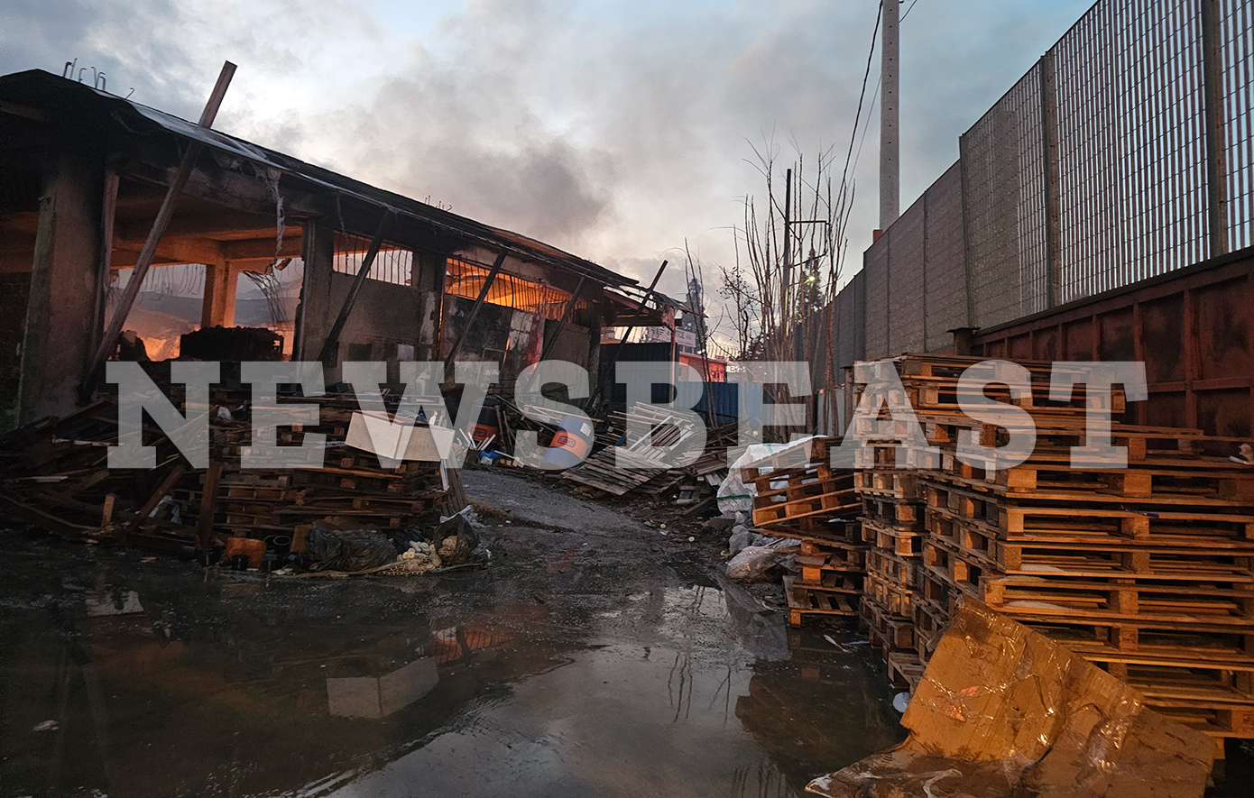 Εικόνες καταστροφής στο Μενίδι &#8211; Έσβησε η φωτιά που κατέκαψε εργοστάσιο πλαστικών και δύο ακόμη επιχειρήσεις