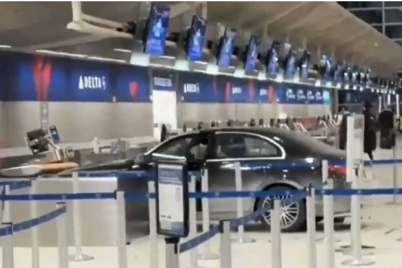 Αυτοκίνητο εισέβαλε σε τερματικό σταθμό σε αεροδρόμιο του Ντιτρόιτ – Ο οδηγός φώναζε ακαταλαβίστικα