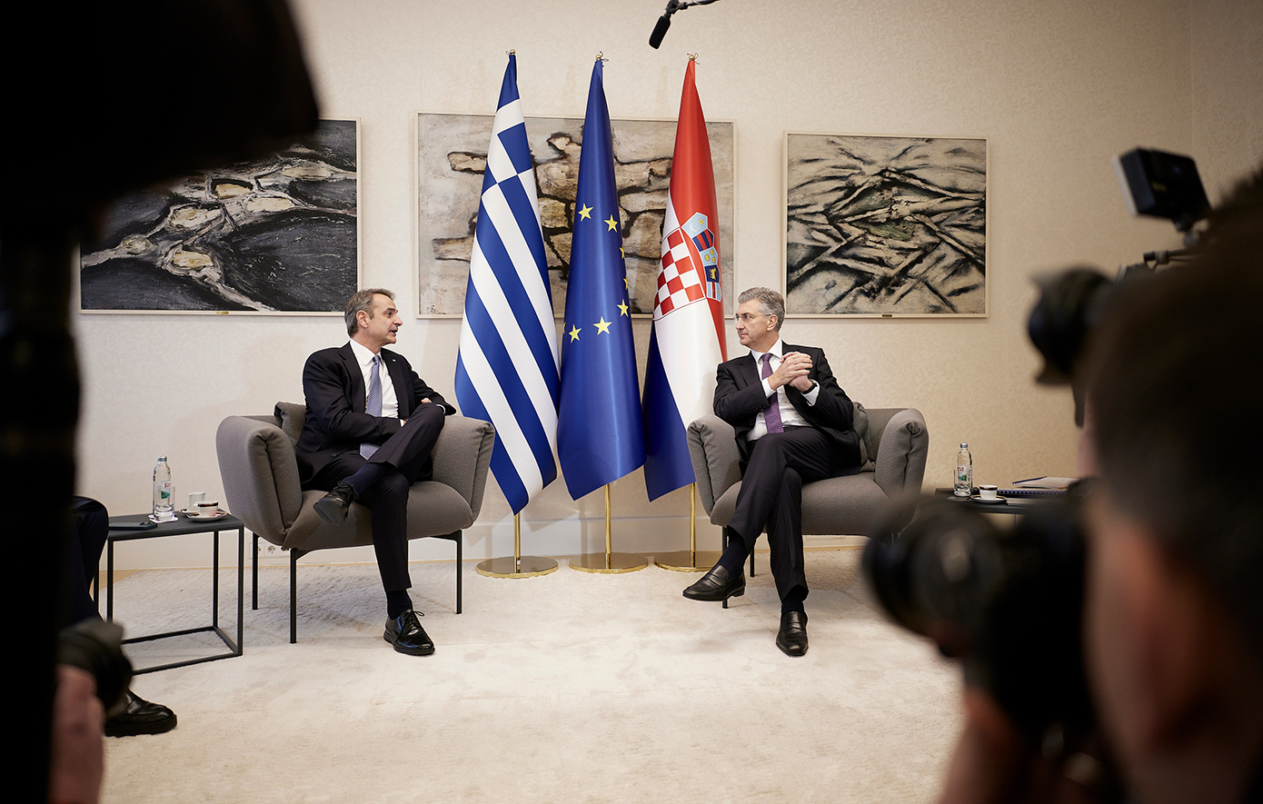 O Πρωθυπουργός Κυριάκος Μητσοτάκης συναντήθηκε με τον Πρωθυπουργό της Κροατίας Andrej Plenković στο Ζάγκρεμπ, όπου συνεδριάζουν σήμερα και αύριο οι ηγέτες του Ευρωπαϊκού Λαϊκού Κόμματος.