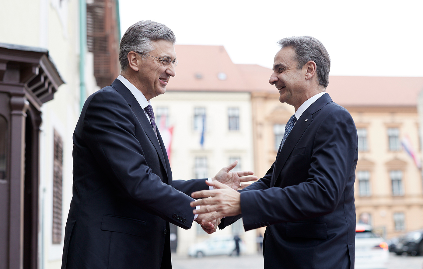 O Πρωθυπουργός Κυριάκος Μητσοτάκης συναντήθηκε με τον Πρωθυπουργό της Κροατίας Andrej Plenković στο Ζάγκρεμπ, όπου συνεδριάζουν σήμερα και αύριο οι ηγέτες του Ευρωπαϊκού Λαϊκού Κόμματος.
