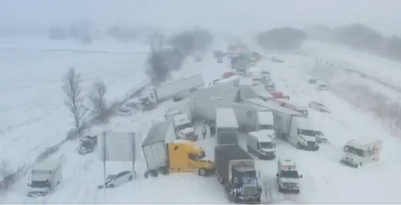 Σφοδρή χιονόπτωση στο Μίσιγκαν προκάλεσε τεράστια καραμπόλα 100 αυτοκινήτων – Αρκετοί τραυματίες