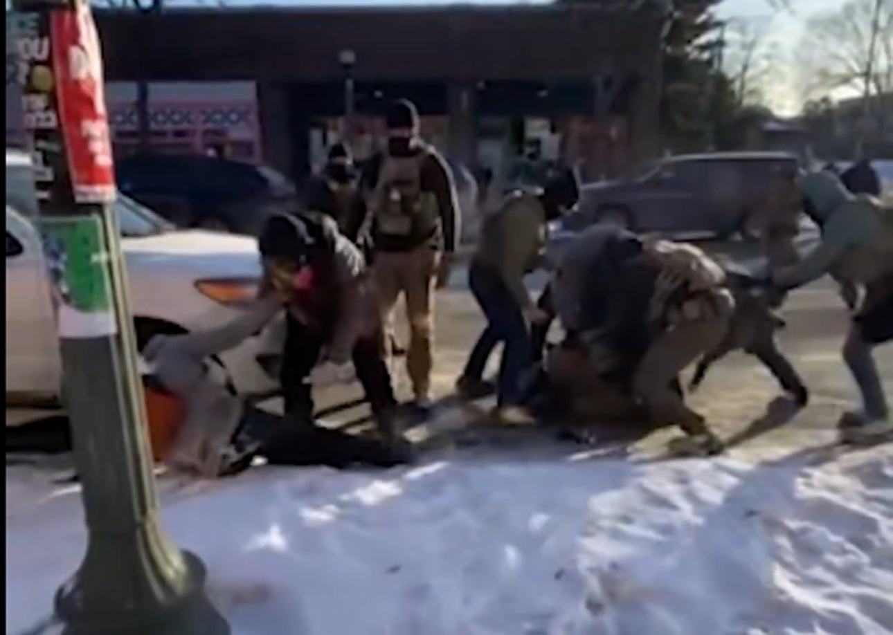 Νέο βίντεο &#8211; ντοκουμέντο από την εν ψυχρώ δολοφονία άνδρα στη Μινεάπολη &#8211; Ο 37χρονος φαίνεται να κρατά το κινητό του