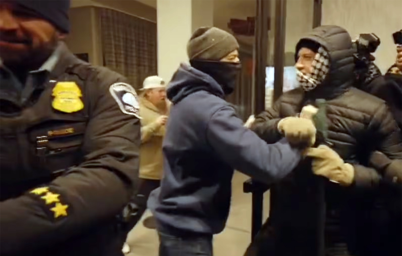 Διαδηλωτές προσπάθησαν να εισβάλουν σε ξενοδοχείο όπου θεωρούσαν ότι διέμεναν πράκτορες της ICE &#8211; Δείτε βίντεο