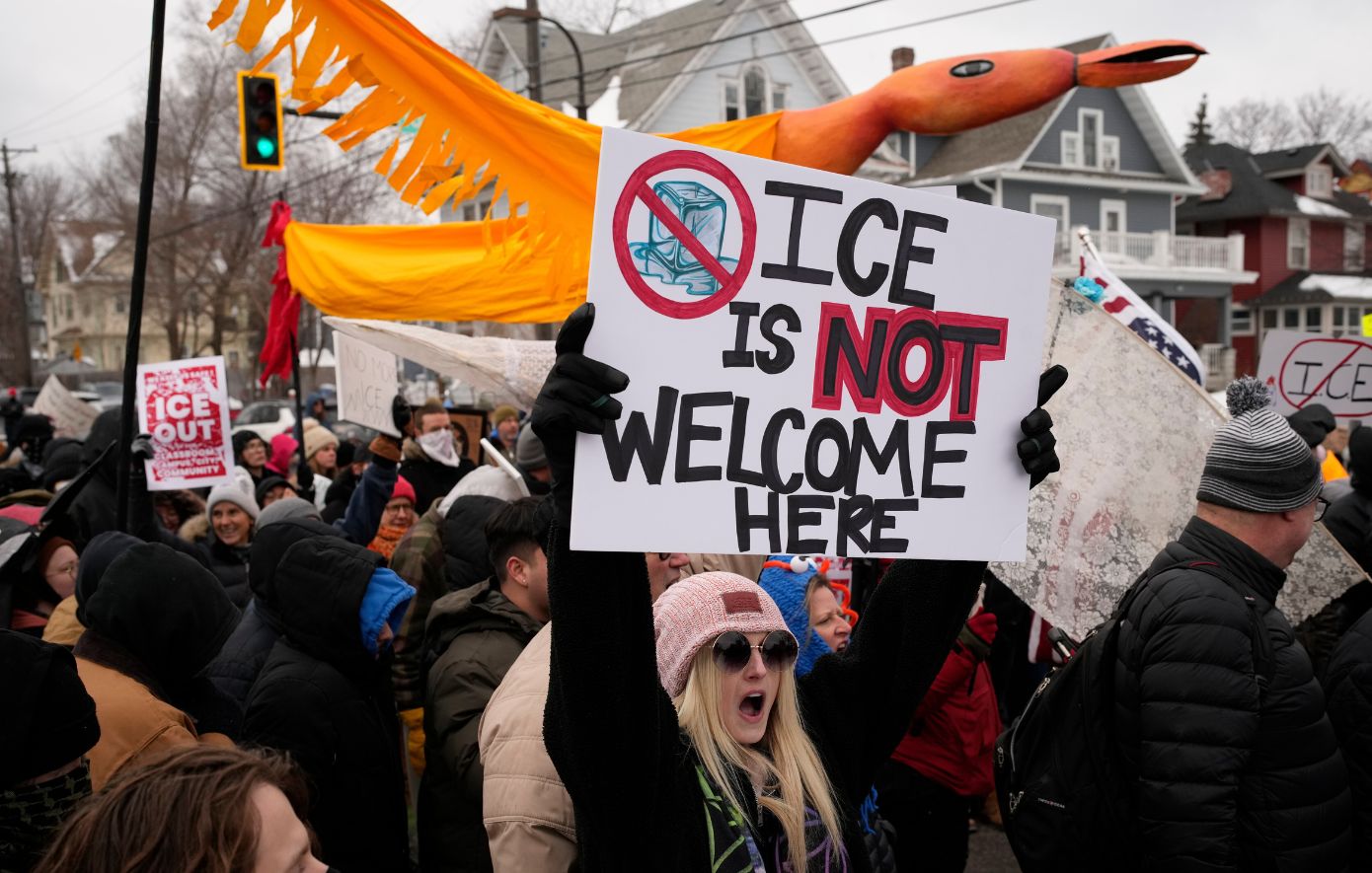 Πάνω από 1.000 διαδηλώσεις στις ΗΠΑ: Άνθρωποι βγαίνουν στους δρόμους και φωνάζουν κατά της ICE, μετά τον θάνατο της Ρενέ Γκουντ