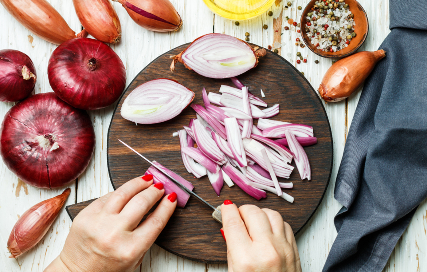 Πώς να φύγει η μυρωδιά κρεμμυδιού από τα χέρια – 4 άμεσοι τρόποι