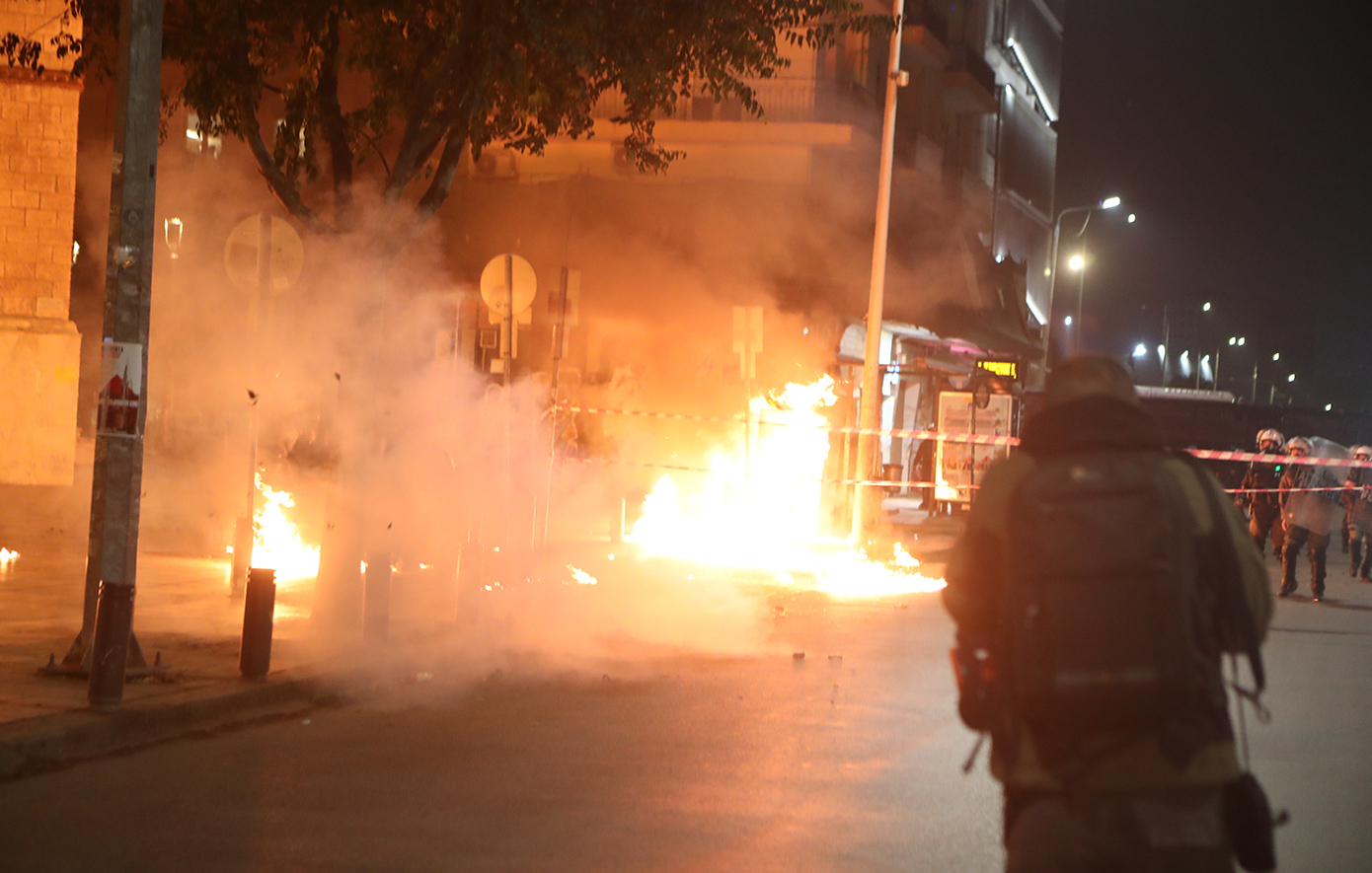 Δικογραφία σε βάρος 3 ατόμων για μολότοφ σε αστυνομικούς που φρουρούσαν το τουρκικό προξενείο στη Θεσσαλονίκη