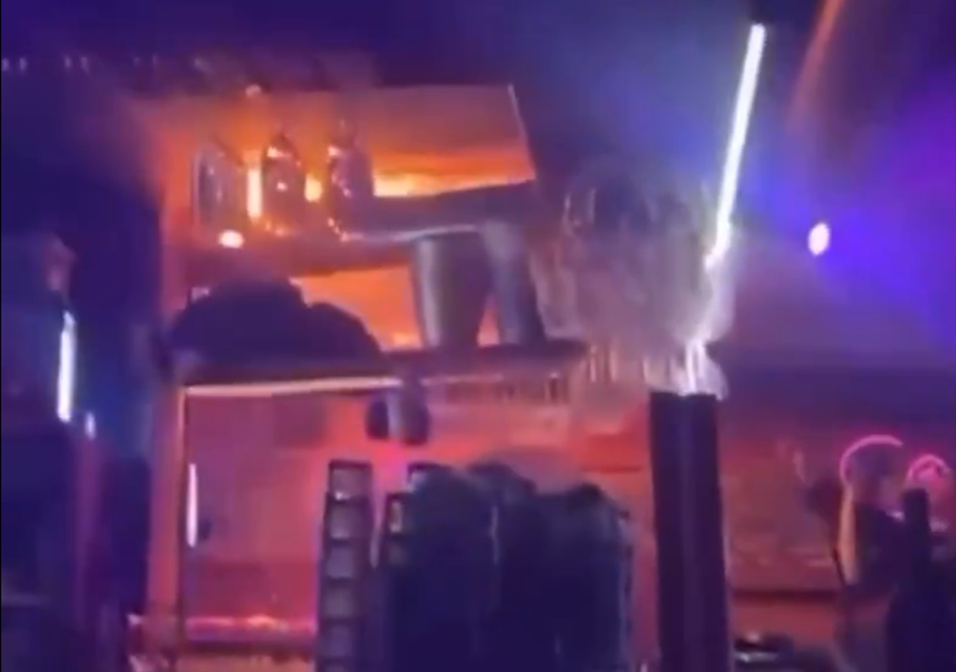 Καρέ-καρέ η φωτιά που ξέσπασε στο μπαρ του Κραν Μοντανά: Σερβιτόρος άναψε βεγγαλικό σε τούρτα &#8211; Δείτε βίντεο