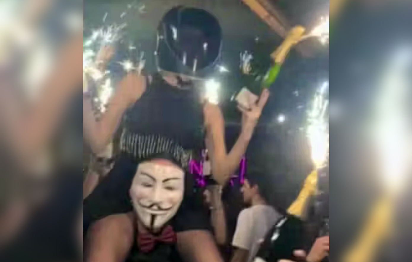 Πυρκαγιά στο Κραν Μοντανά: 24χρονη σερβιτόρα που κάηκε ζωντανή άναψε το πρώτο βεγγαλικό &#8211; Η ιδιοκτήτρια της είπε «να ζωντανέψει την ατμόσφαιρα»