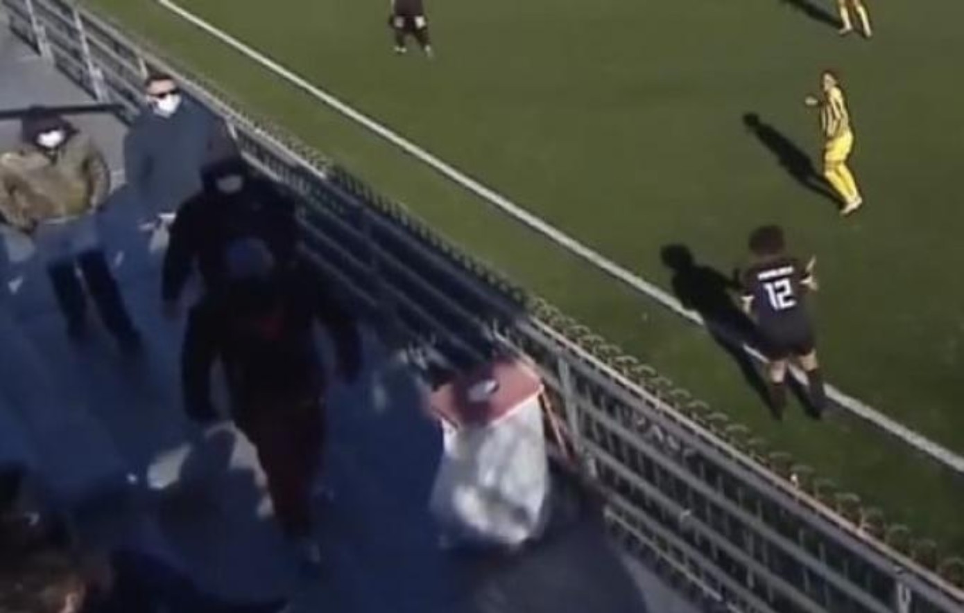 Ποδόσφαιρο γυναικών: Κουκουλοφόροι διέκοψαν το ματς της ΑΕΚ στο Μοσχάτο &#8211; «Γρονθοκόπησαν και έφυγαν ανενόχλητοι»