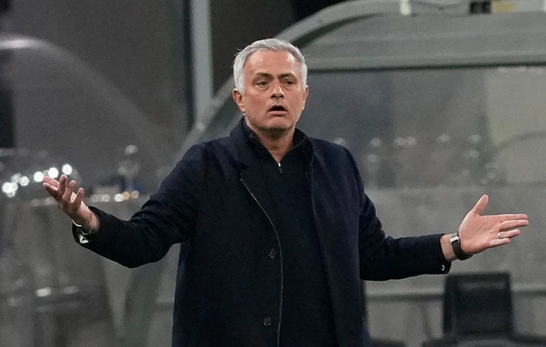 Μουρίνιο: «Εύχομαι οι παίκτες να μην κοιμηθούν καθόλου»