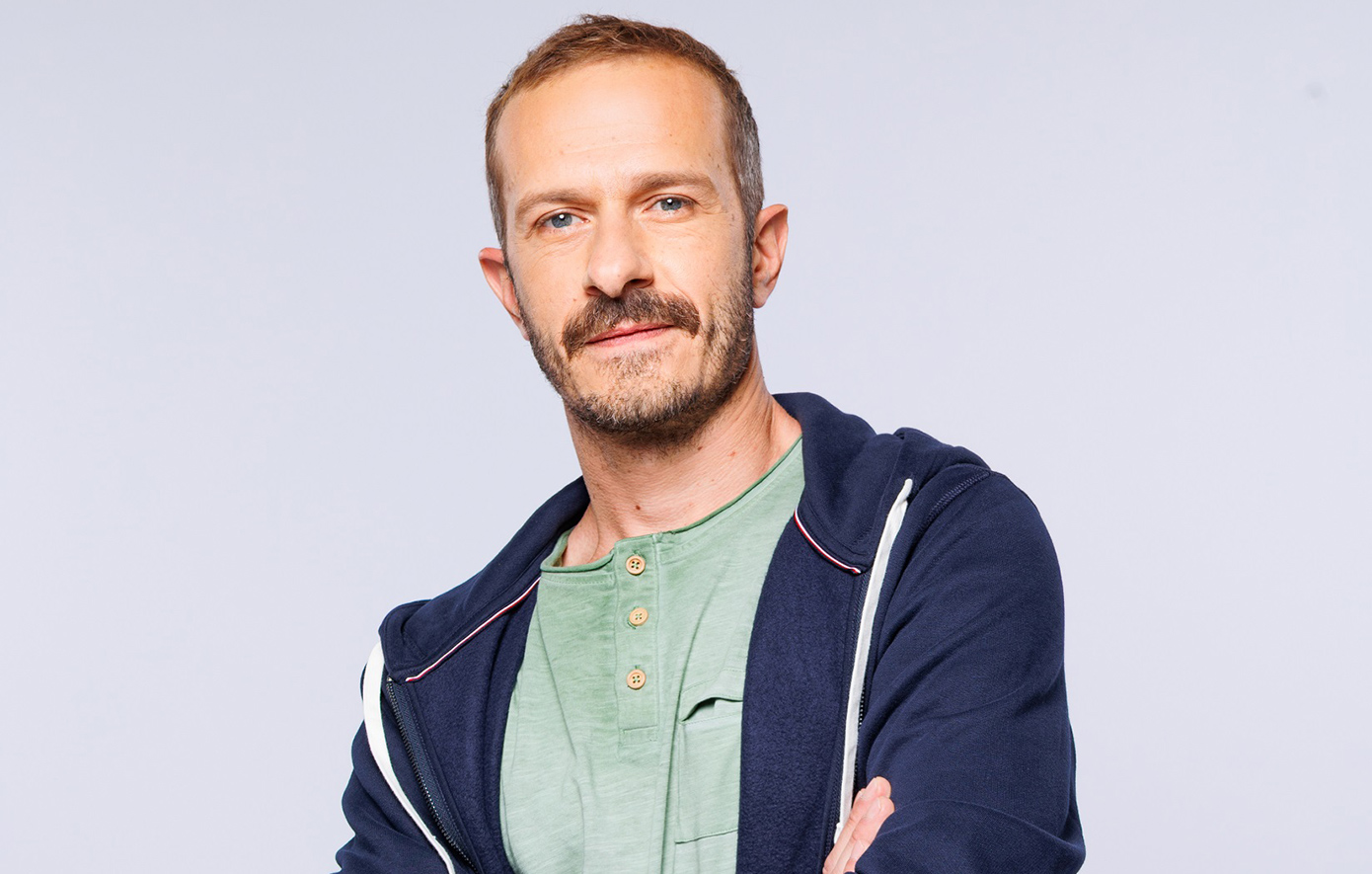 Ο Μιχάλης Βαλάσογλου αποκαλύπτει τον ρόλο του στη νέα σειρά του Alpha, «Μπαμπά, σ’αγαπώ»