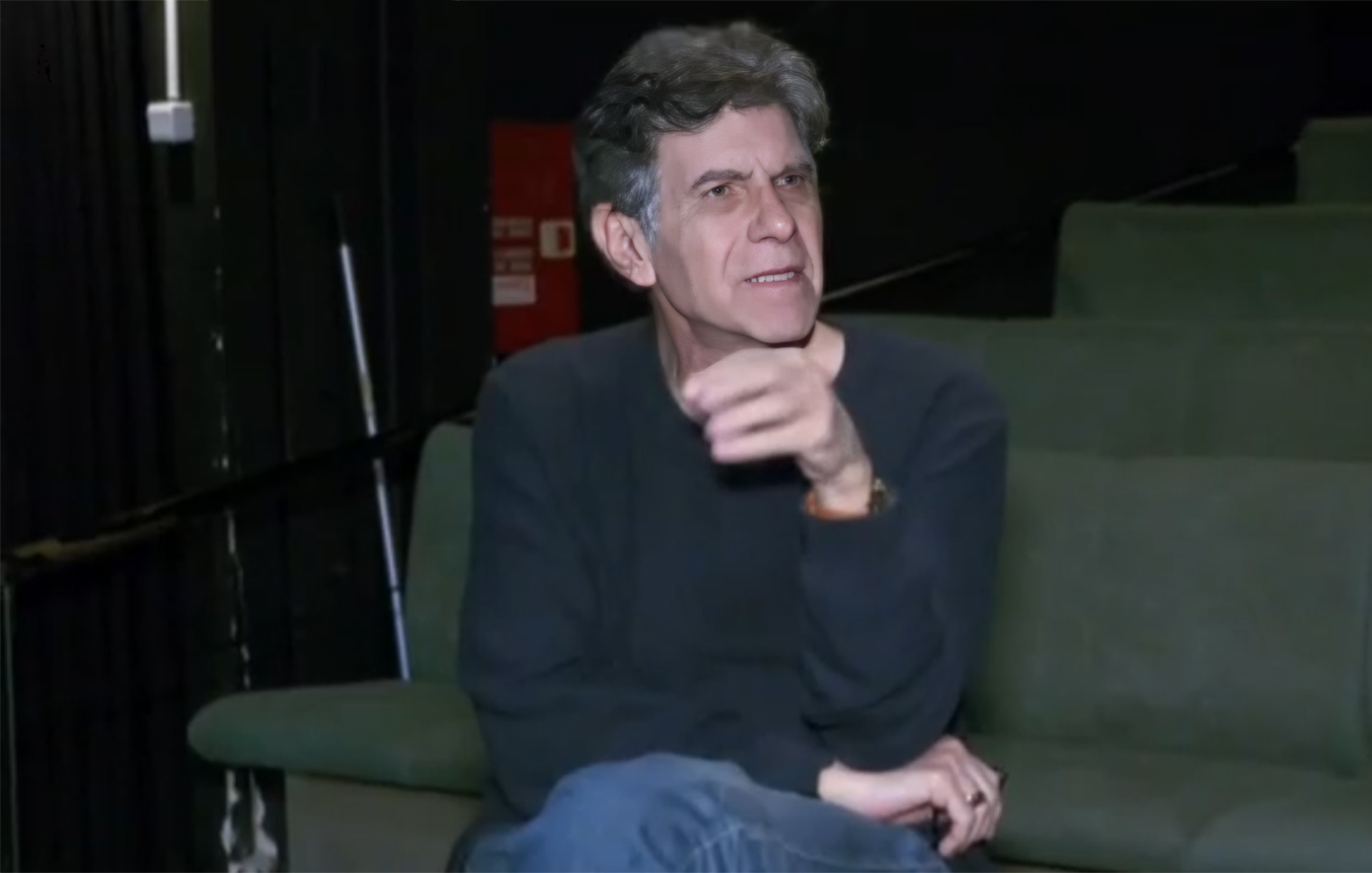 Μπέζος: «Αντιμετωπίζεις τη βλακεία μόνο με χιούμορ ή λέγοντας &#8220;περαστικά&#8221;»