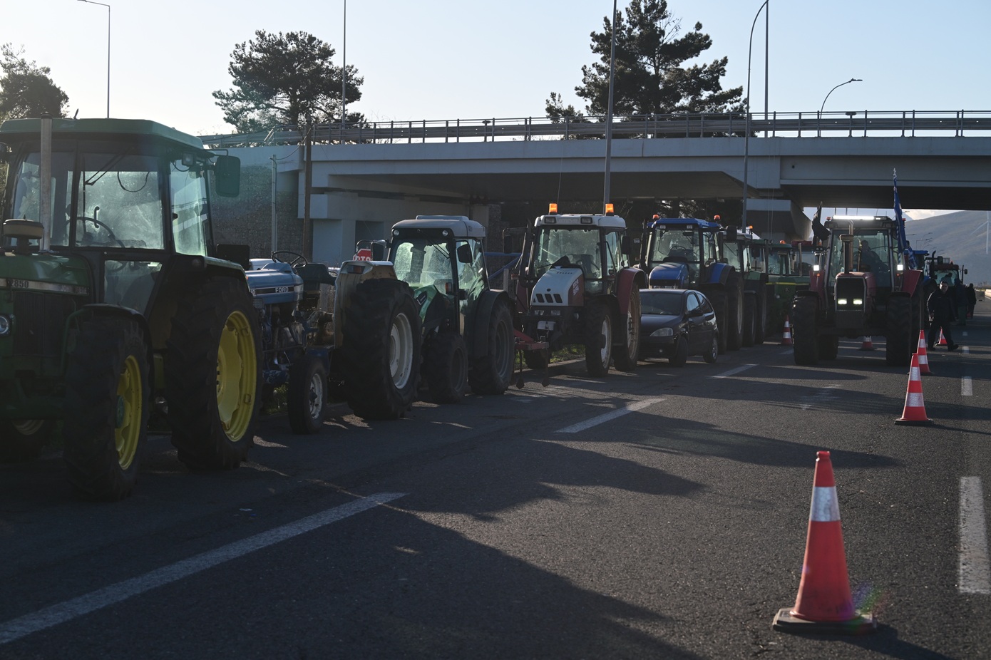 Πλήρης αποκλεισμός του κόμβου του Μπράλου από τους αγρότες &#8211; Έκλεισαν και την εθνική οδό και το επαρχιακό οδικό δίκτυο