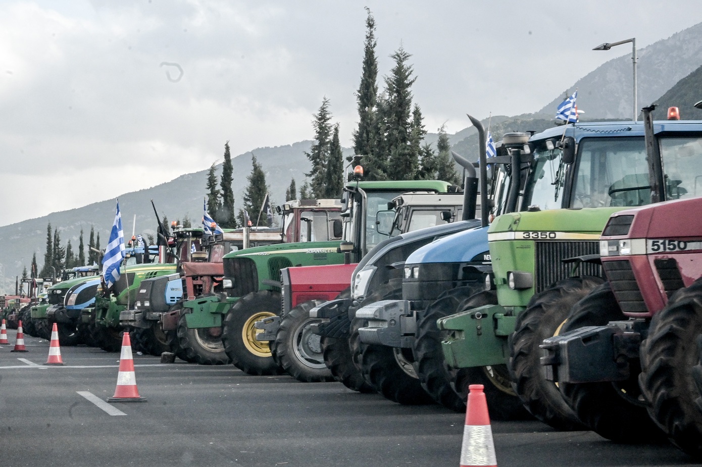 Ένταση στο μπλόκο του Μπράλου, όταν οι αγρότες εντόπισαν άνδρα με πολιτικά να φωτογραφίζει τρακτέρ και οχήματα
