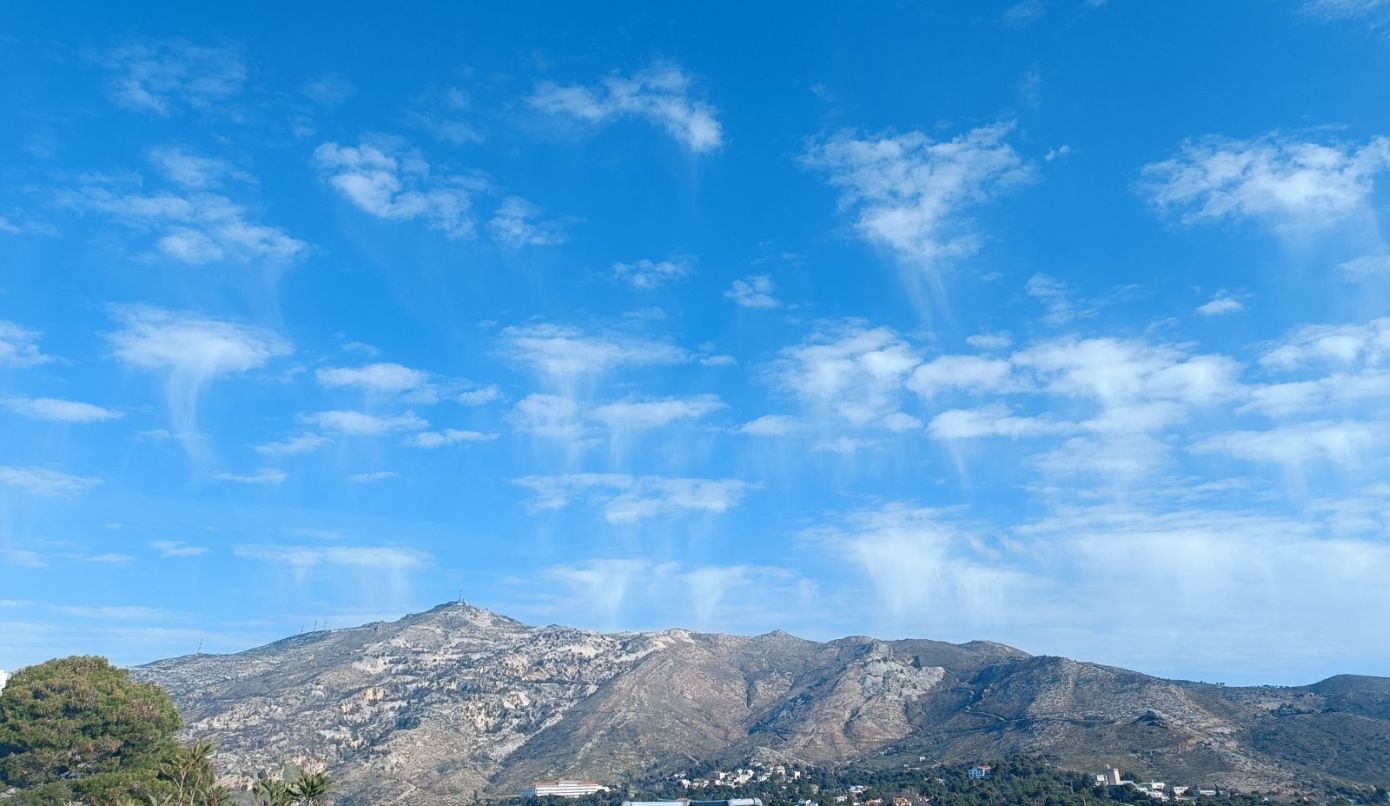 Εντυπωσιακό μετεωρολογικό φαινόμενο στον ουρανό της Αττικής – Τι είναι τα νέφη virga