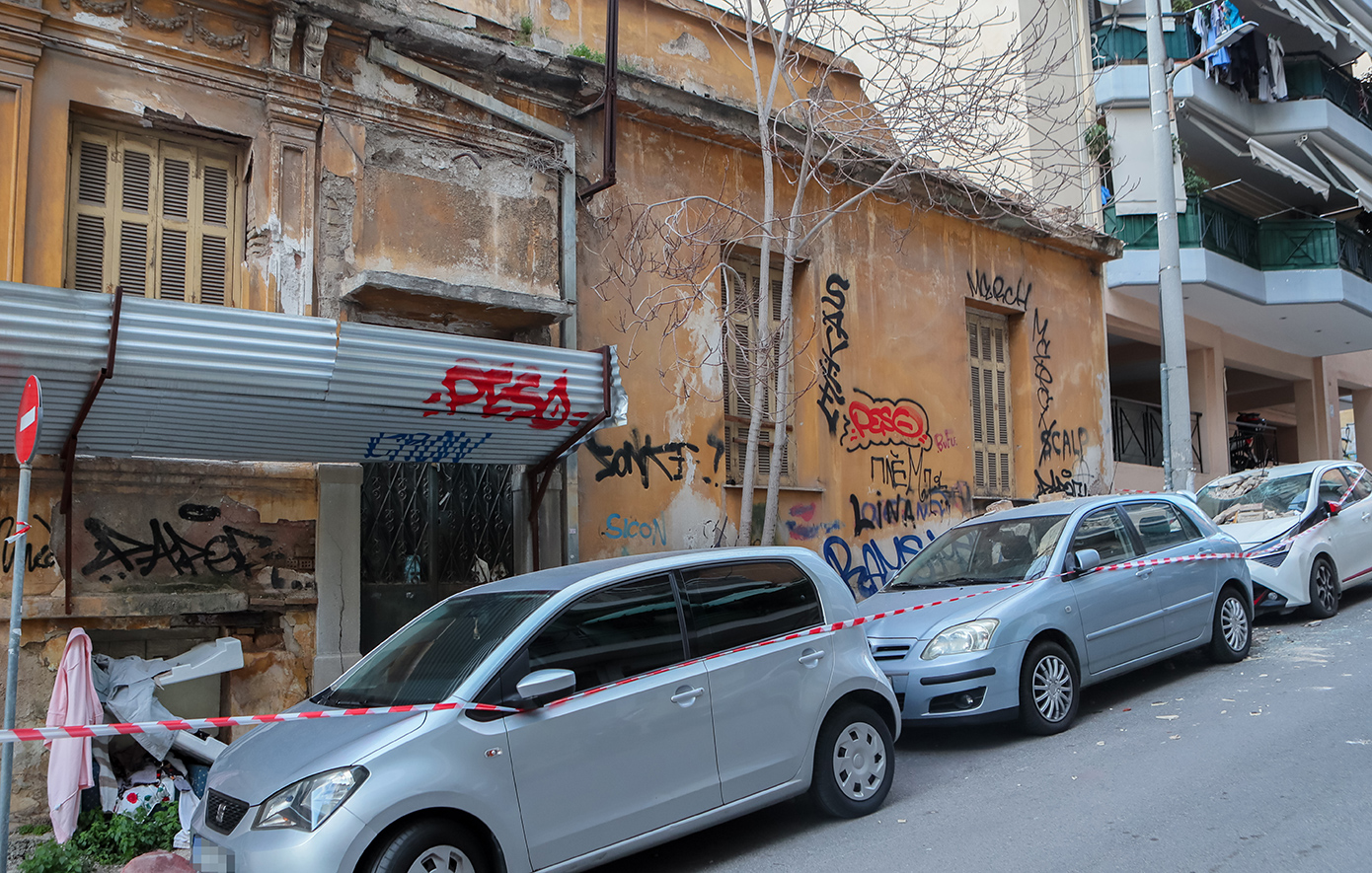 Μπαλκόνι κατέρρευσε πάνω σε σταθμευμένα αυτοκίνητα στον Νέο Κόσμο