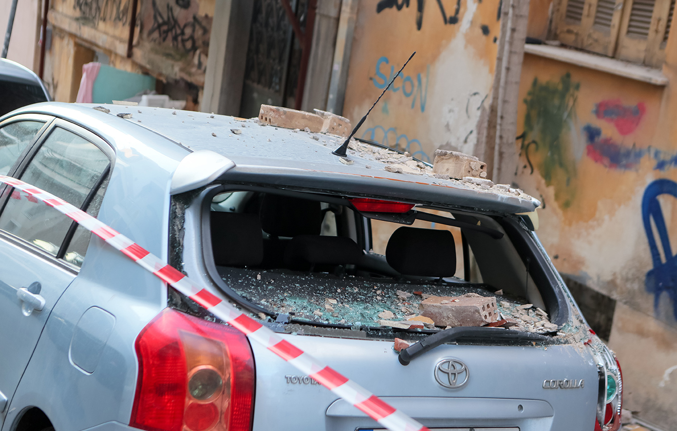 Πανικός στον Νέο Κόσμο: Μπαλκόνι κατέρρευσε πάνω σε σταθμευμένα αυτοκίνητα