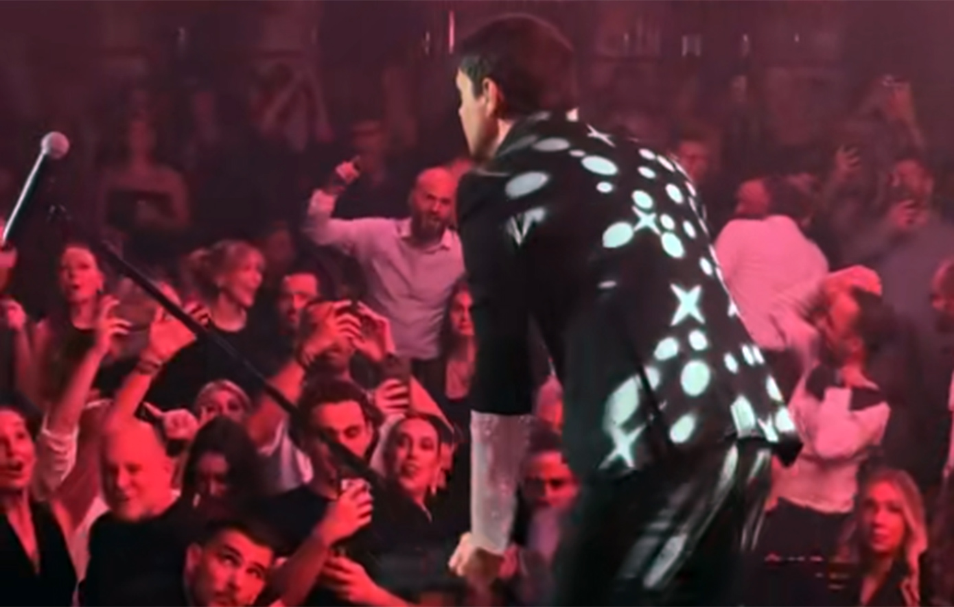 Παραλίγο ατύχημα με το μικρόφωνο του Νίνο πανω στη σκηνή &#8211; Δείτε το βίντεο