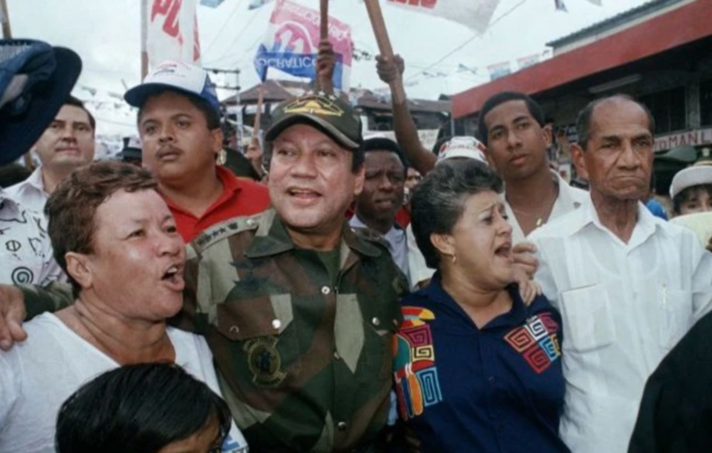 Όταν παραδόθηκε ο δικτάτορας Νοριέγκα: «Ξυπνούν» οι μνήμες από την αμερικανική εισβολή στον Παναμά, μετά τη στρατιωτική επιχείρηση στη Βενεζουέλα