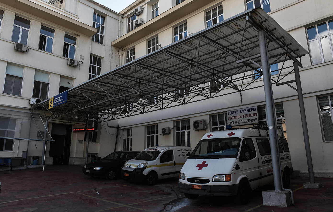 Απόλυτος τρόμος στον Ερυθρό Σταυρό: Ασθενής έβριζε, κλώτσαγε και έριχνε αίμα παντού &#8211; Πέταξε μπουκάλι με ούρα σε νοσηλευτές