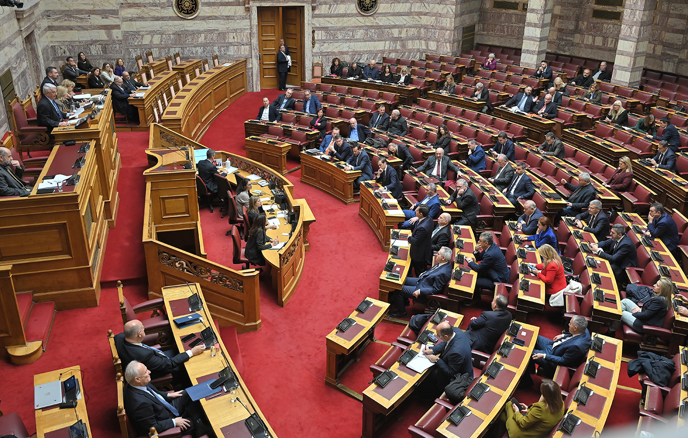 Η στιγμή που αρχίζει να χτυπά το μήνυμα από το 112 στα κινητά όλων των βουλευτών που βρίσκονταν στην Ολομέλεια της Βουλής