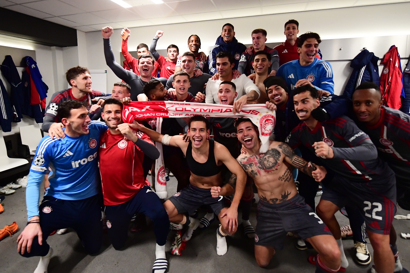 Ερυθρόλευκο πάρτι στα αποδυτήρια μετά τη «θρυλική» νίκη επί του Άγιαξ