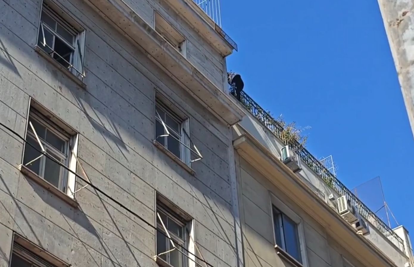 Άνδρας απειλεί να πέσει από τον 7ο όροφο κτιρίου στην οδό Σωκράτους στο κέντρο της Αθήνας &#8211; Βίντεο από το σημείο