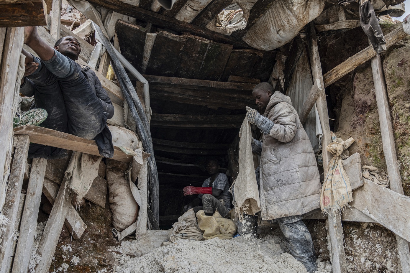 Κατέρρευσε ορυχείο στο Κονγκό &#8211; Περισσότεροι από 200 οι νεκροί