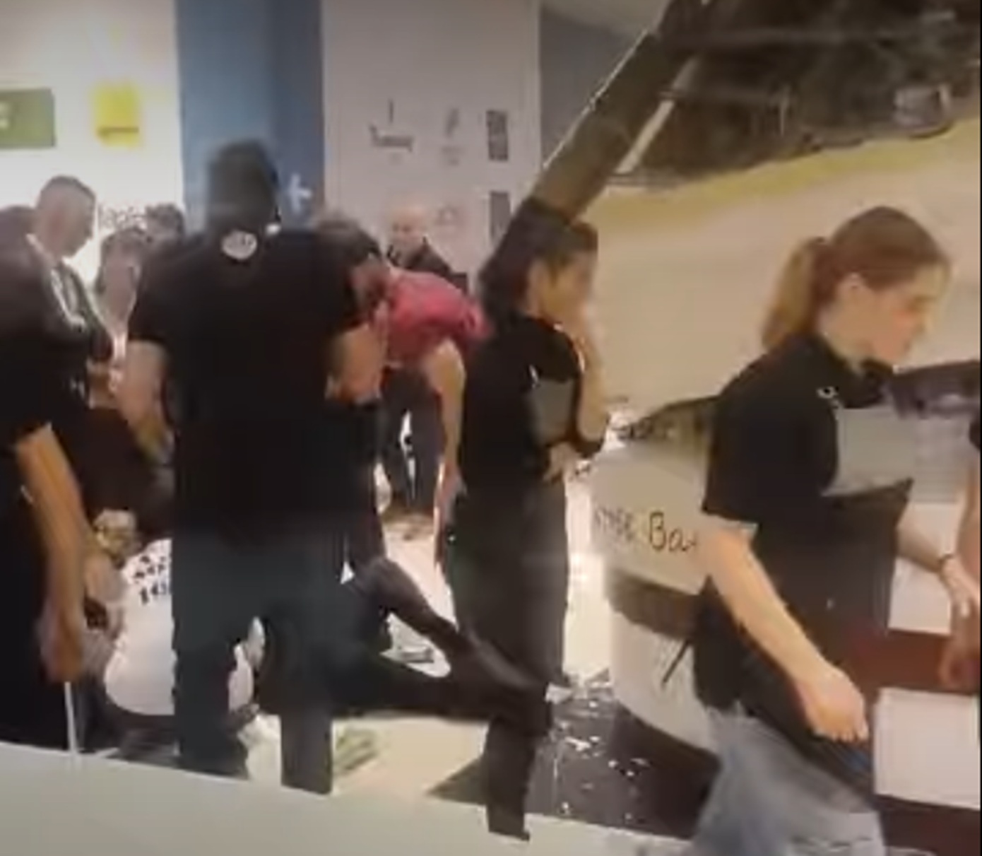 Τρόμος σε εμπορικό κέντρο στη Θεσσαλονίκη: Έπεσε οροφή καταστήματος &#8211; Μία γυναίκα τραυματίστηκε στο κεφάλι