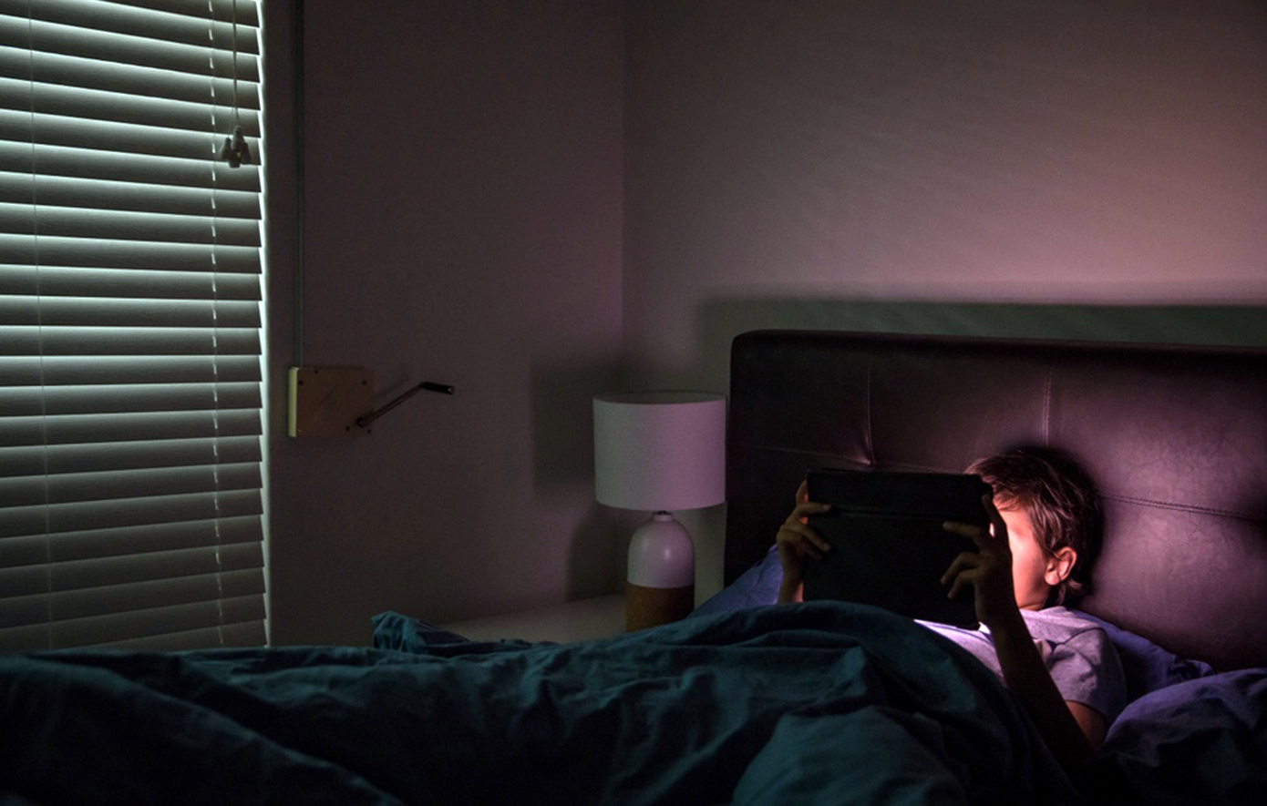 Οθόνες: Πώς επηρεάζουν τον ύπνο και την ανάπτυξη των παιδιών