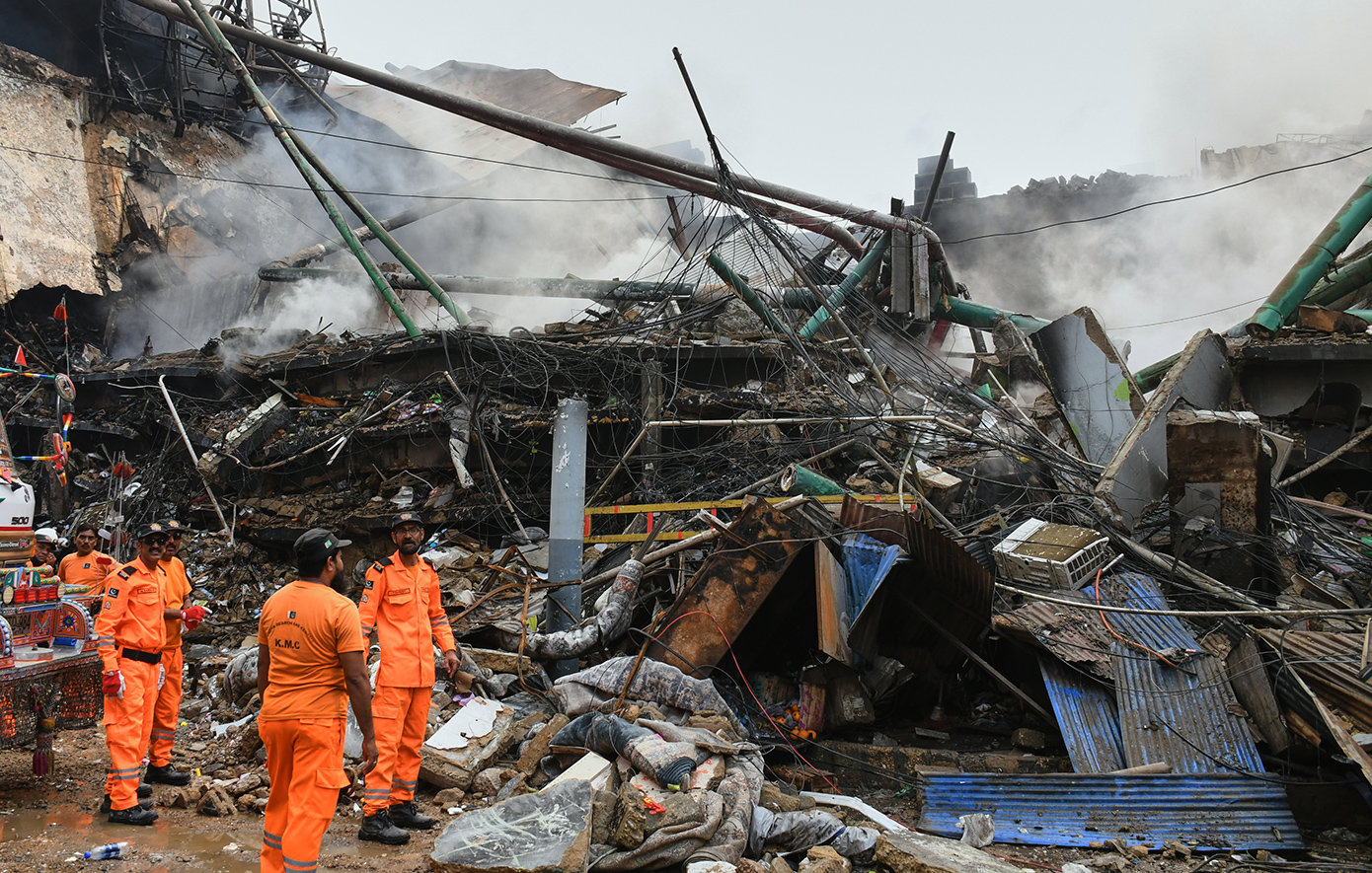 Τουλάχιστον έντεκα νεκροί και δεκάδες αγνοούμενοι μετά από φωτιά σε εμπορικό κέντρο στο Καράτσι του Πακιστάν
