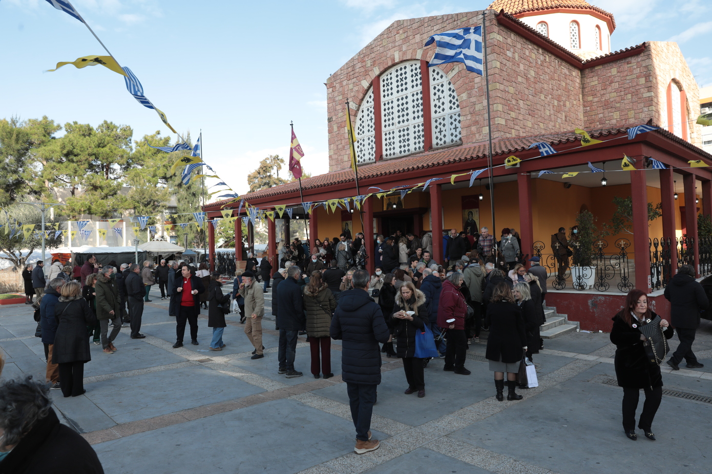 Οι φυλές των πανηγυριών: Πώς ζουν οι σύγχρονοι Έλληνες «νομάδες»