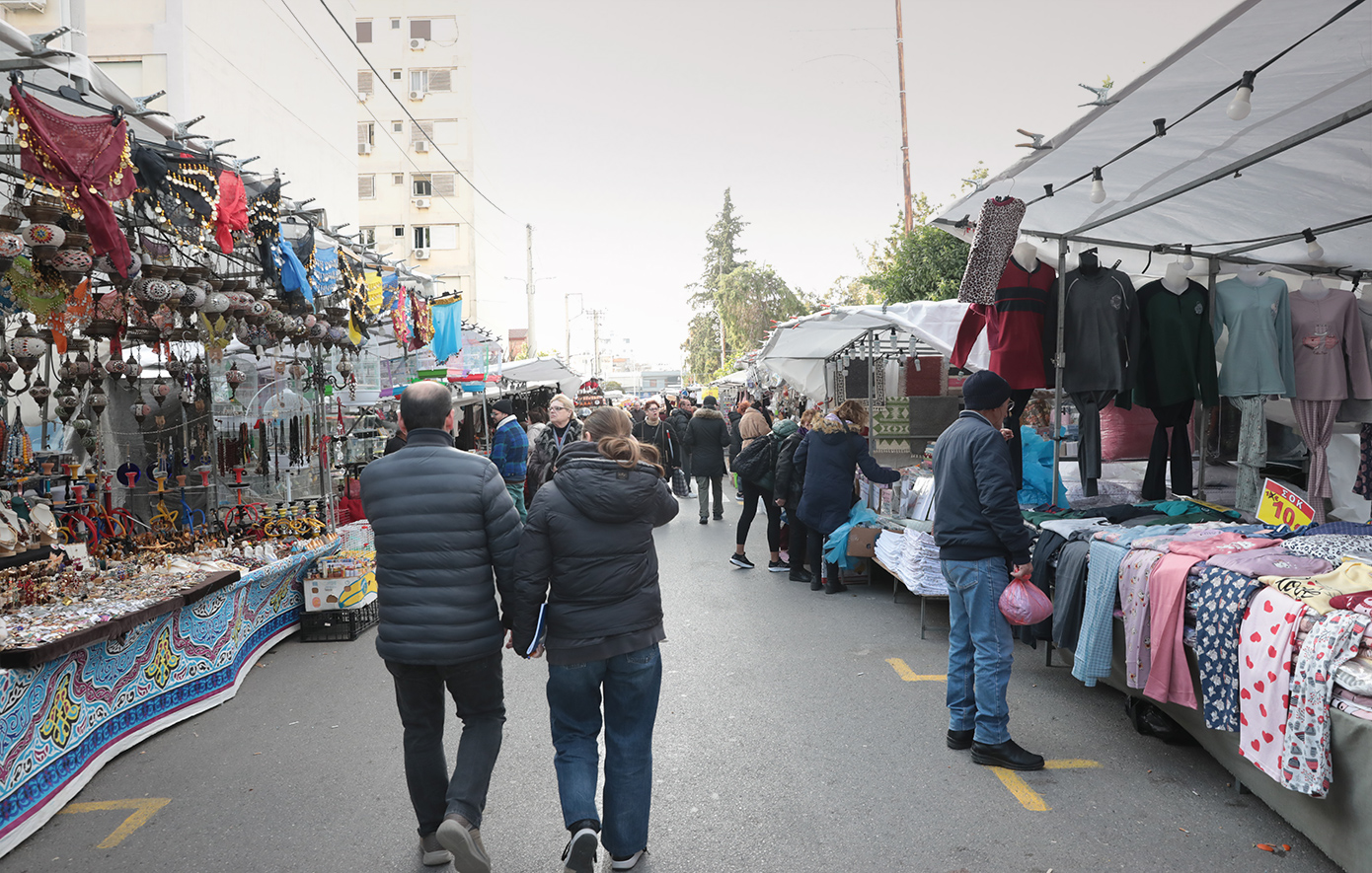 Οι φυλές των πανηγυριών: Πώς ζουν οι σύγχρονοι Έλληνες «νομάδες»